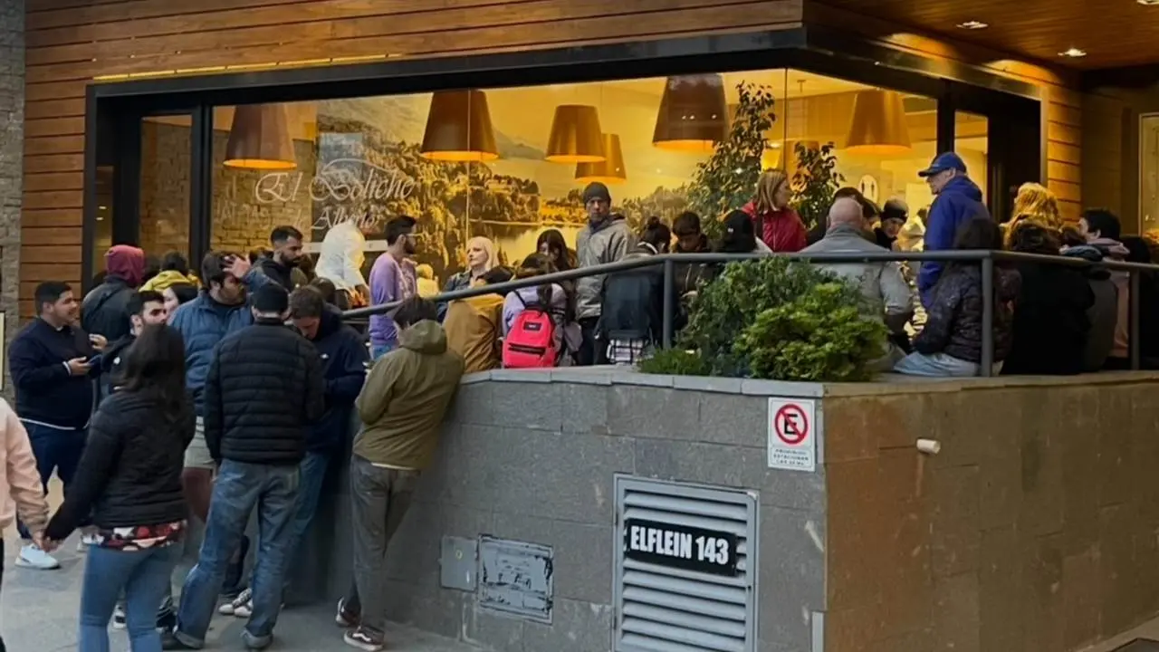 En temporada baja o en épocas de crisis, siempre se arma cola en El Boliche de Alberto