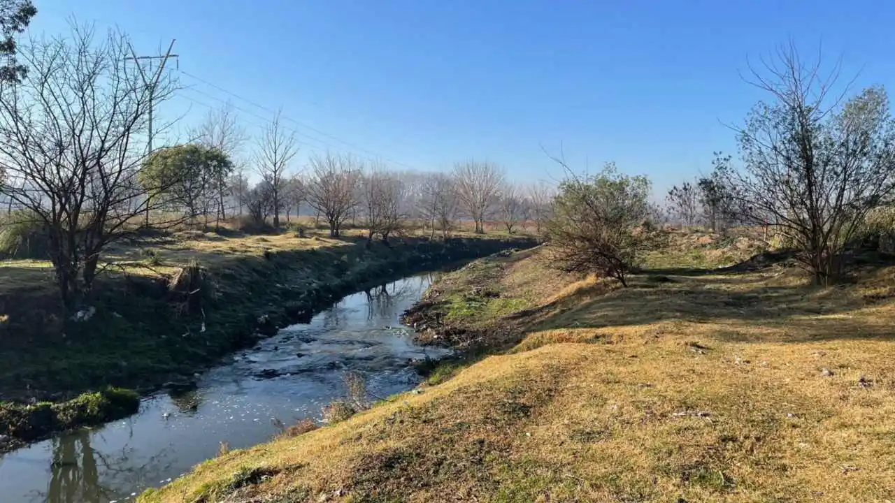 En la región se destacan el arroyo Pinazo, una importante arboleda y espacios verdes