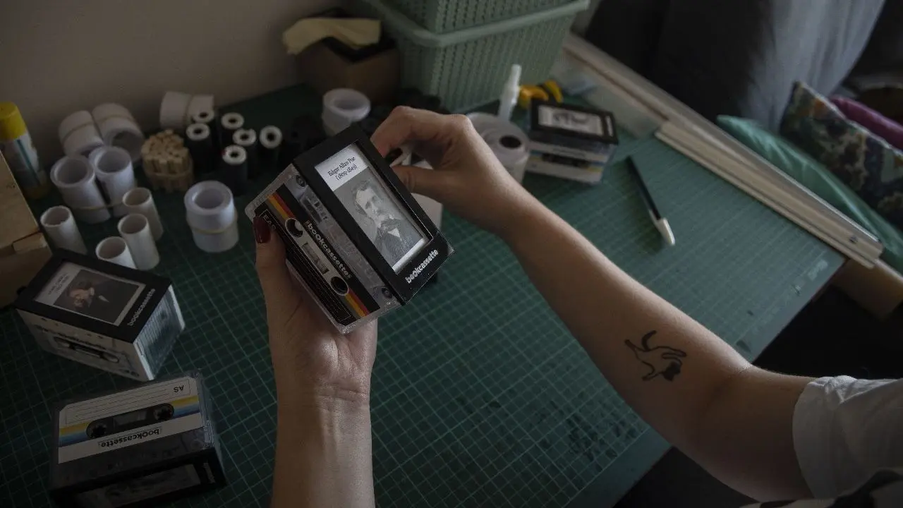 Cada Bookcassette se entrega con una birome Bic para tensar el papel y scrollear