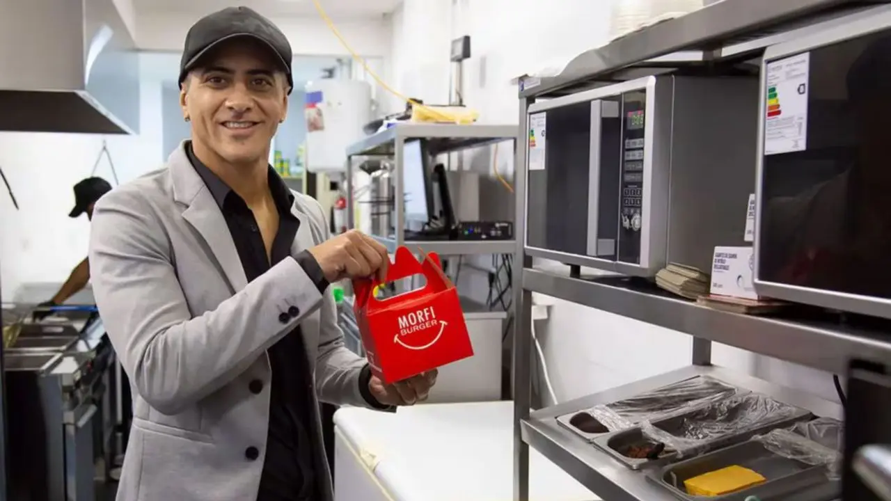 La cadena de un ex futbolista que busca destronar a McDonald’s llega a Callao y Corrientes y sale a sumar franquicias