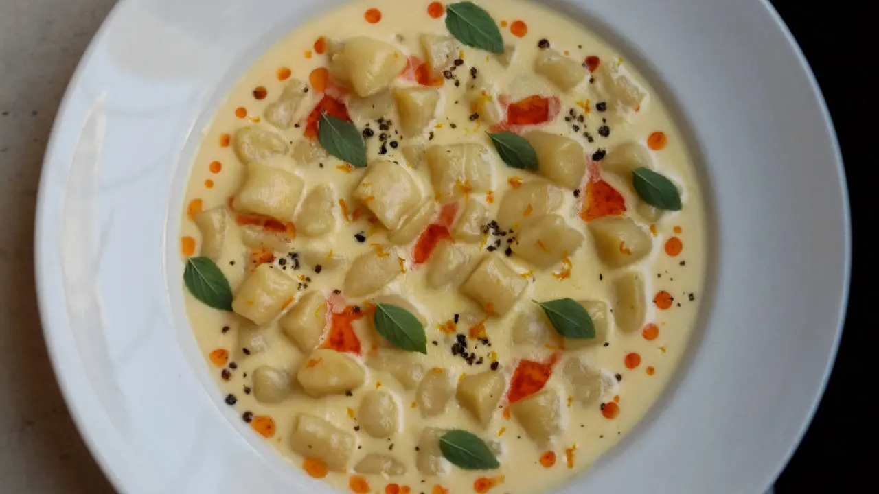 La experiencia gourmet de Carmen incluye gnocchi al rescoldo con chili oil y toque cítrico