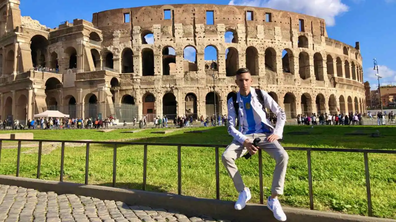 Ezequiel recorre Europa usando el mes de vacaciones que le otorga su trabajo en un supermercado