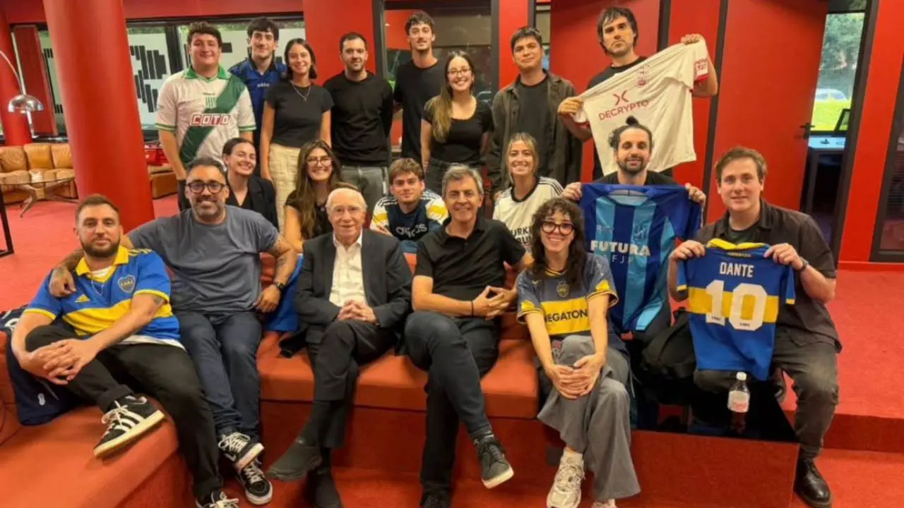 Macaya visitó Agens, tomó café con el equipo y compartió historias de sus coberturas mundialistas