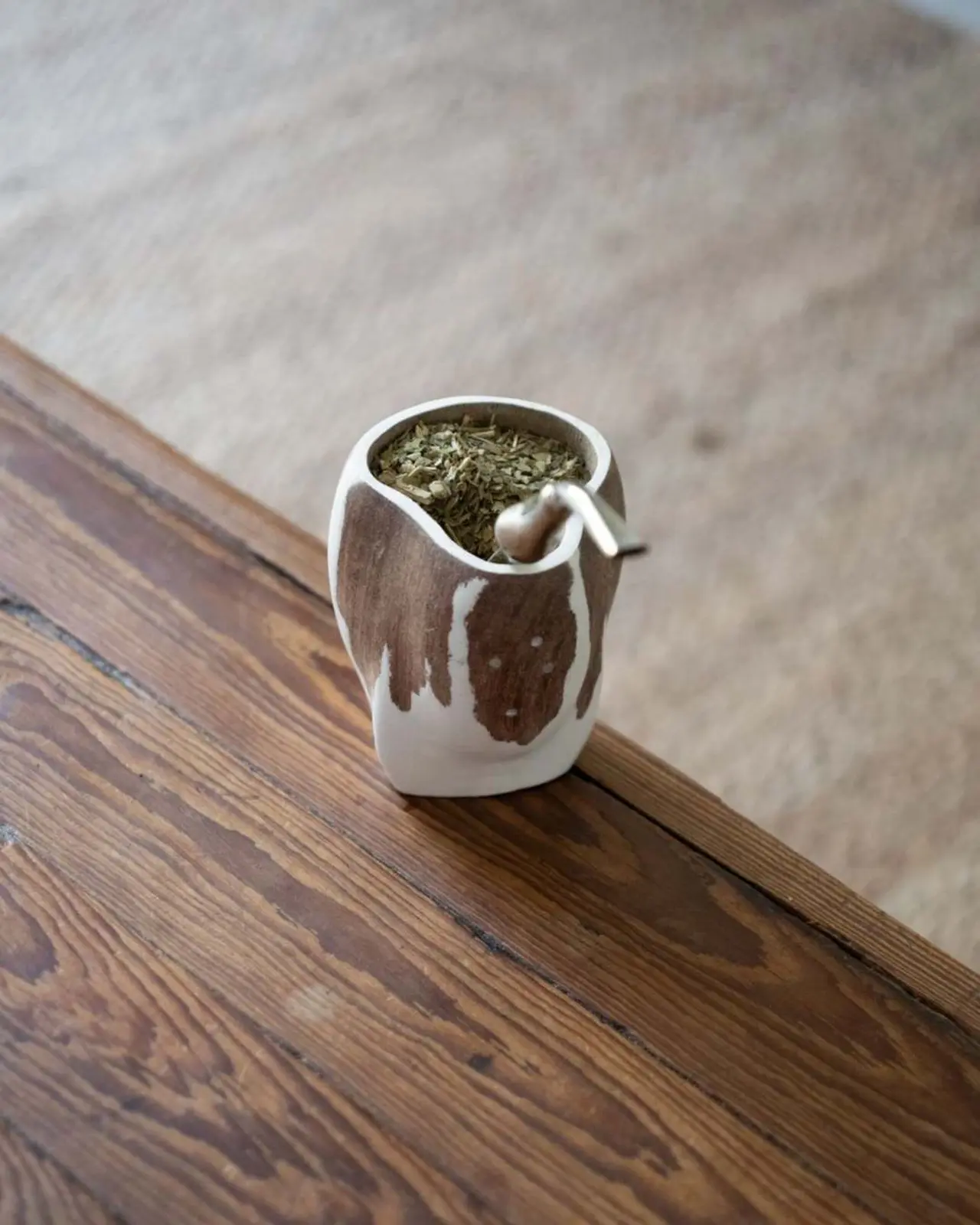 Para curar el mate recomienda agua tibia, yerba y, si te gusta, un chorrito de whisky