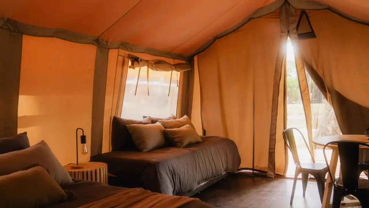 El complejo incorpora unidades de glamping integradas al entorno natural