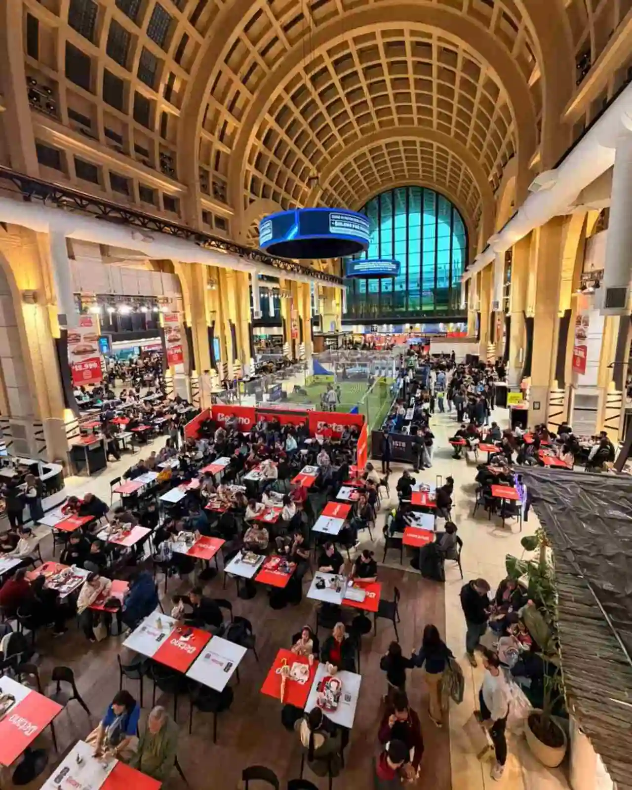 Abasto Shopping arma un estadio a cielo abierto con IA, penales virtuales y juegos mundialistas