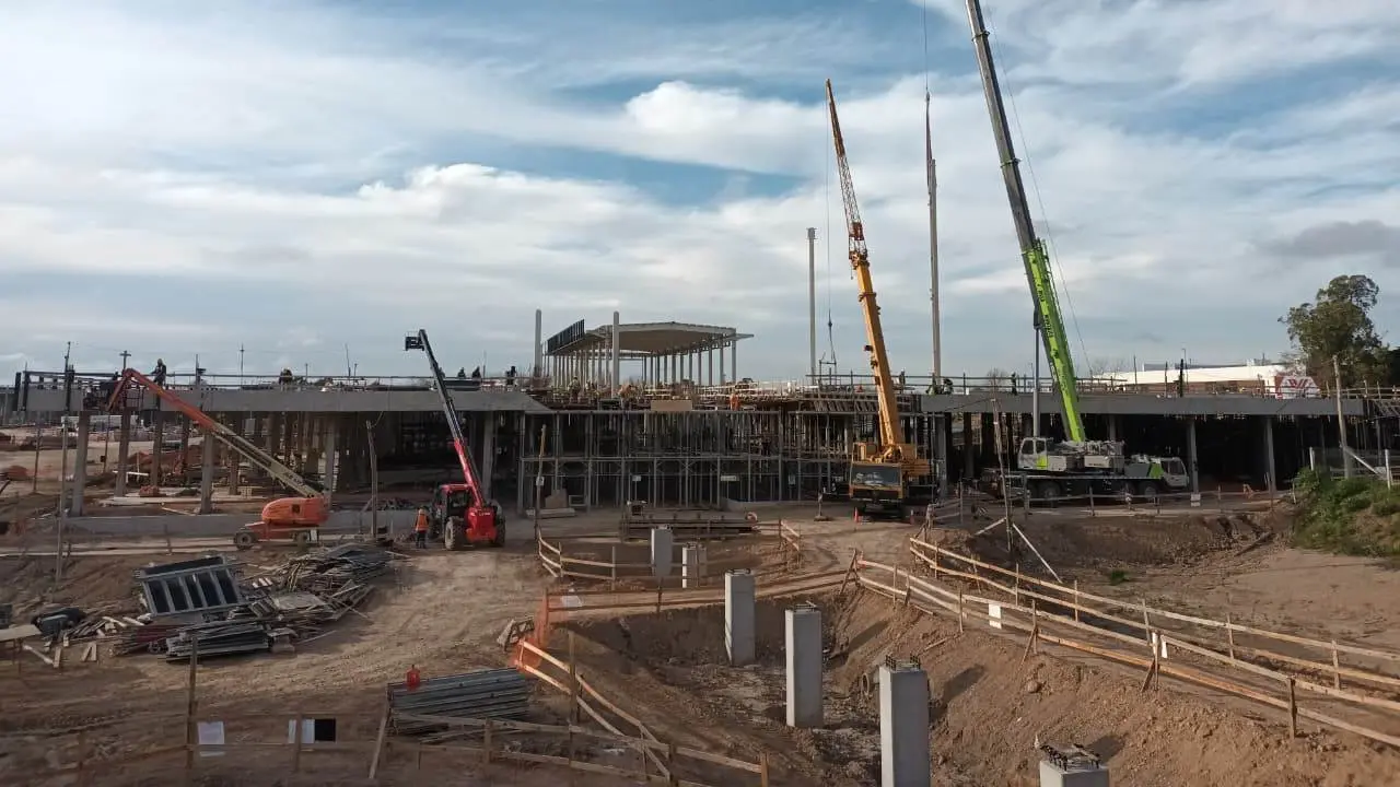 Obra de construcción de Distrito Diagonal, el shopping que el Grupo IRSA está construyendo en Gonnet, La Plata