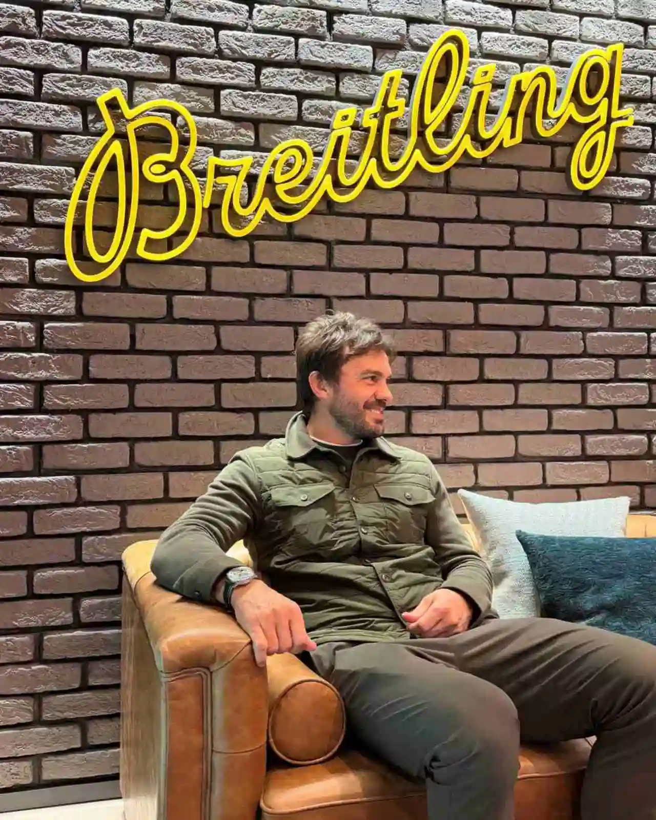 Juan Martín Hernández, ex Puma en un local Breitling con un reloj de la marca