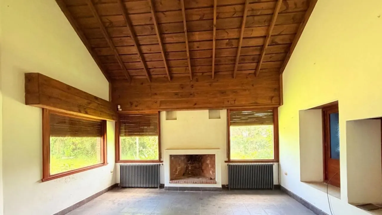 Uno de los ambientes interiores del chalet de Mar del Plata, con hogar a leña (