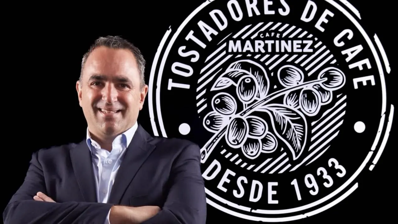 Leandro Canabe, CEO de Café Martínez con el logo de la empresa de fondo