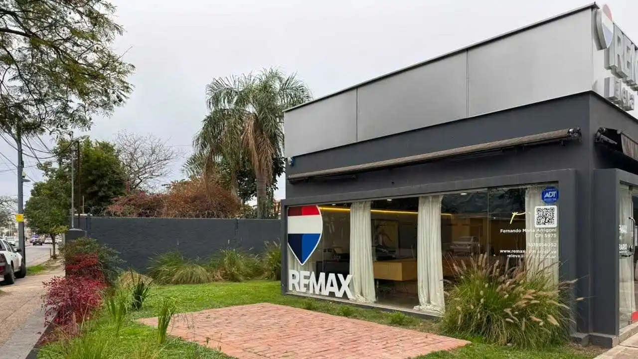 casa en venta con cartel de remax