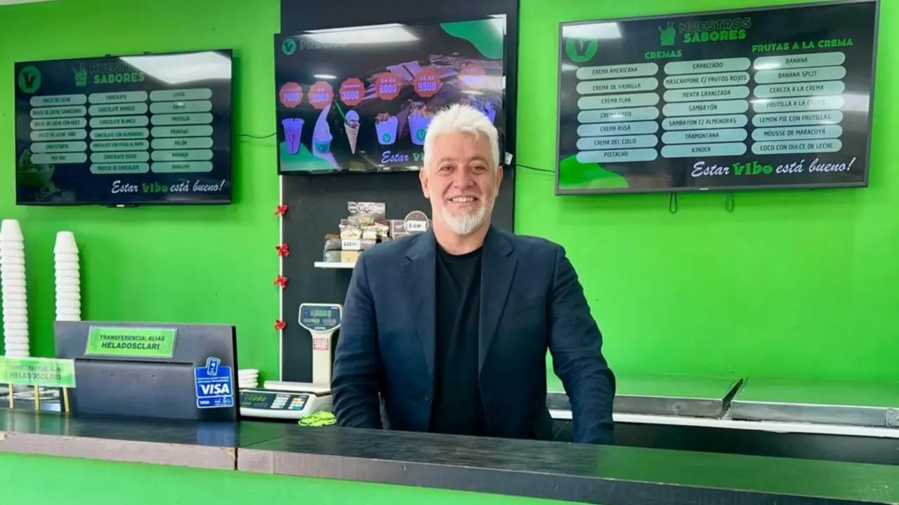 Sebastián Marful, dueño de Vibo Helados en una de sus heladerías