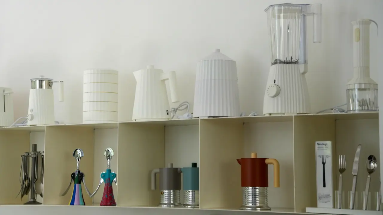 Productos Alessi Argentina en una repisa