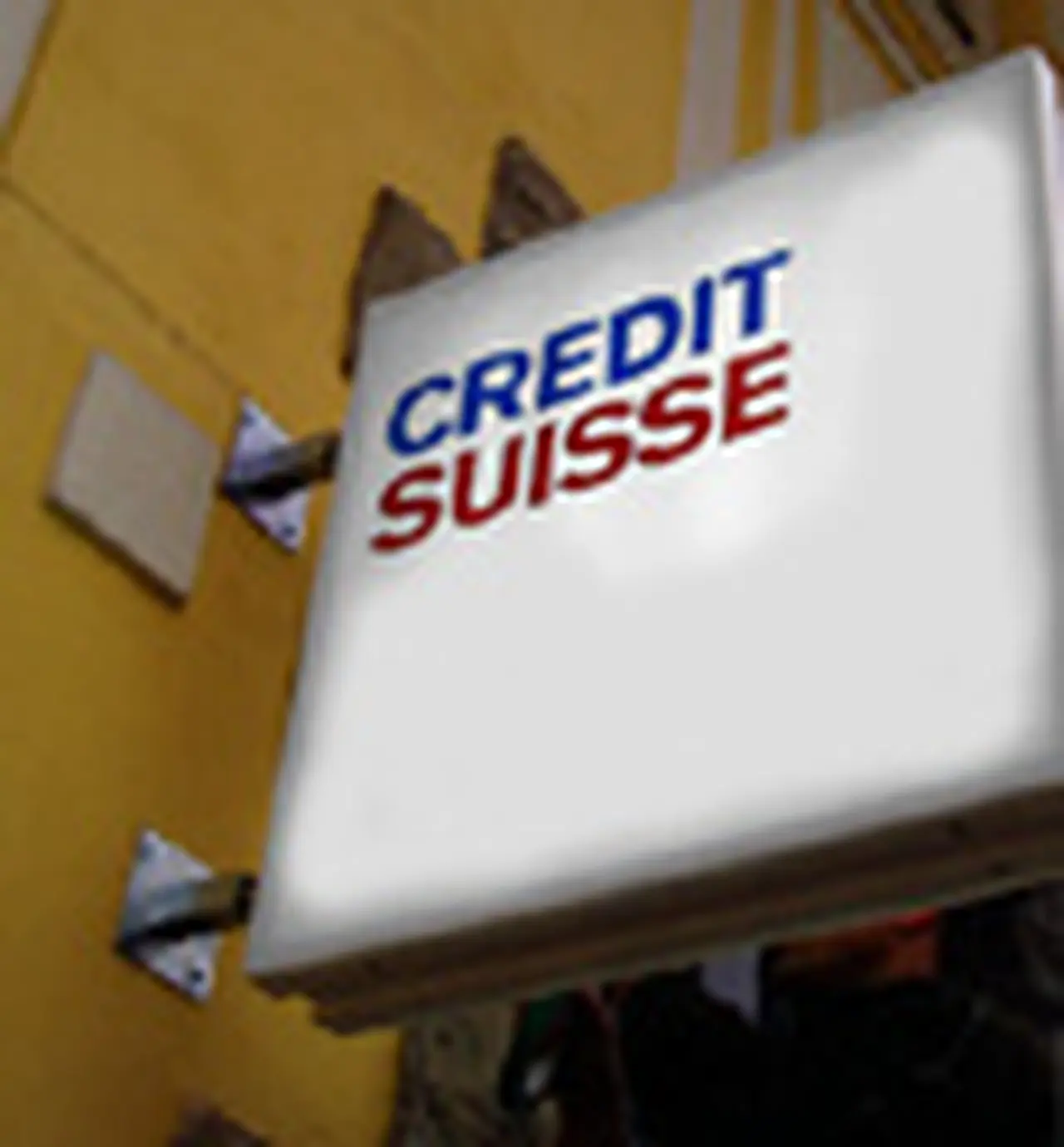 Credit Suisse gana 11% menos que el año pasado