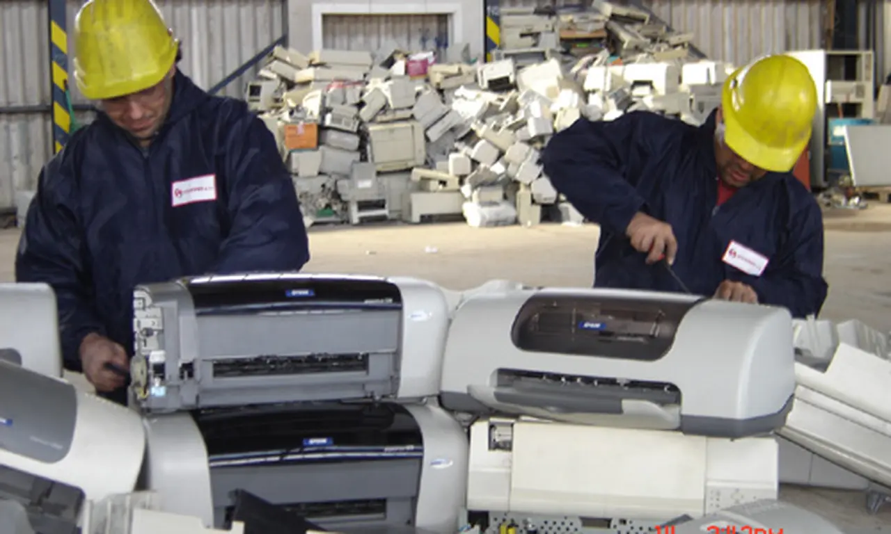 Empresas denuncian "caos ambiental" por el incremento de basura electrónica