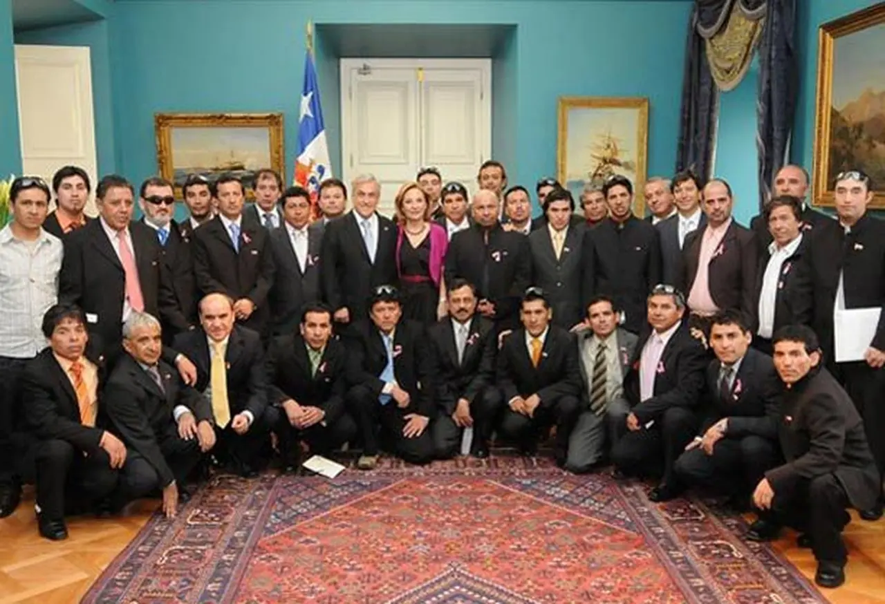 Time nominó a los 33 mineros chilenos como "Personaje del Año"
