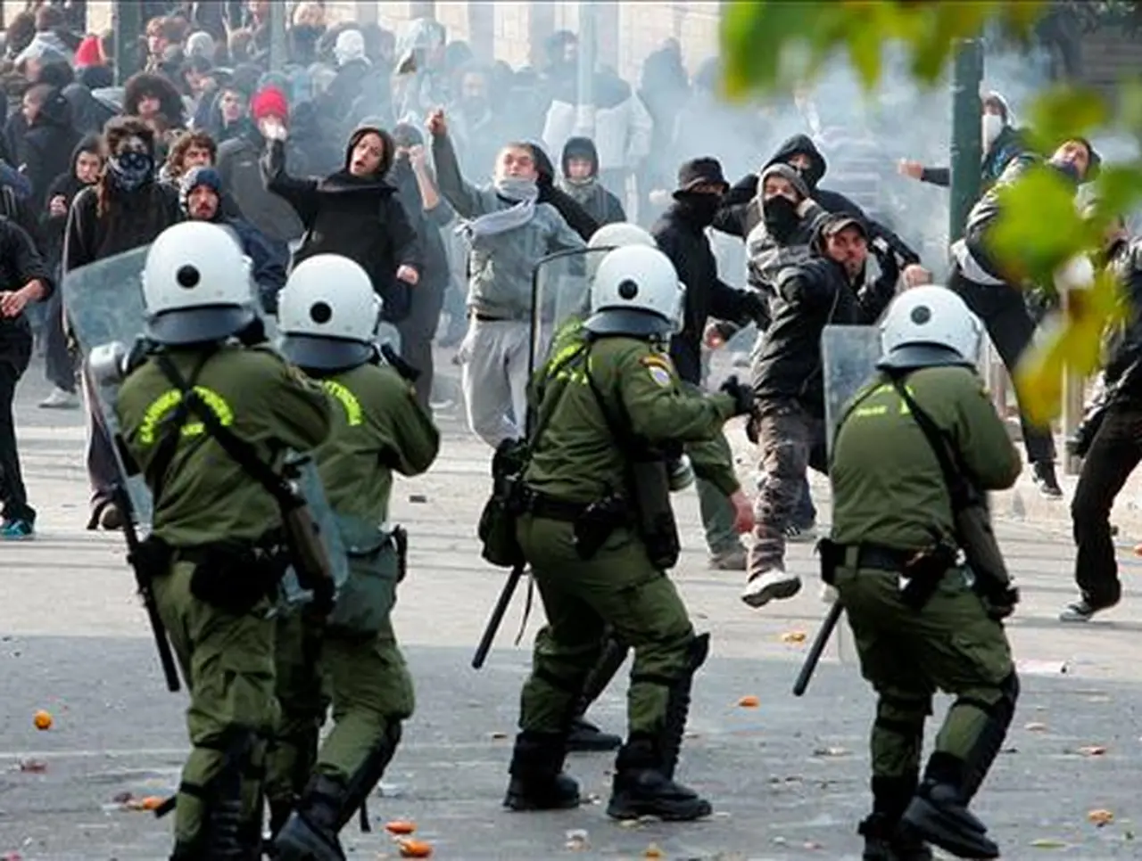 Regresa la violencia a Grecia: manifestantes se enfrentan con la policí­a en un dí­a de huelga