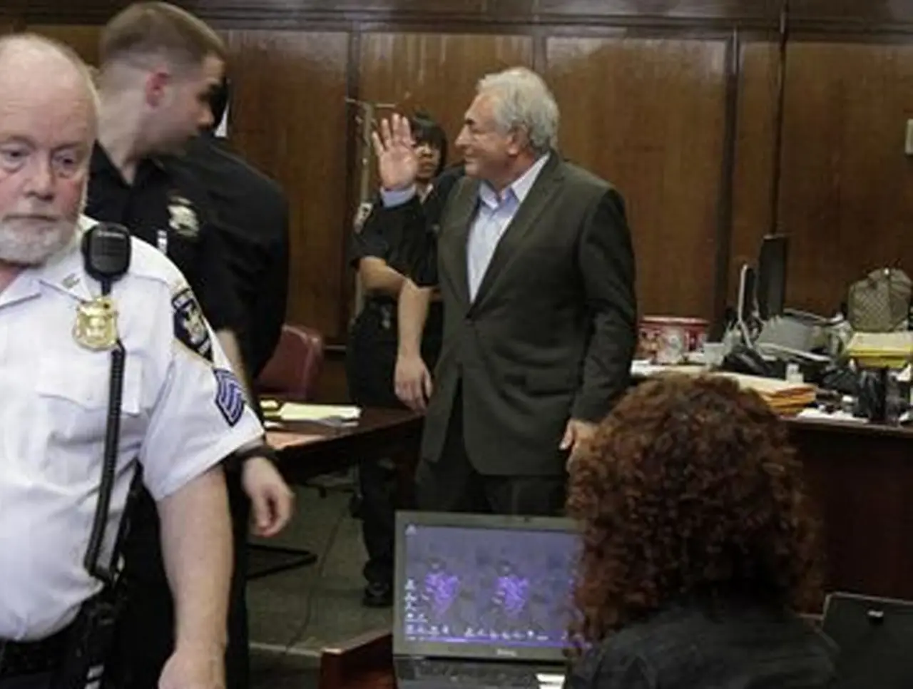 Strauss-Kahn salió de prisión tras pagar la fianza, aunque permanecerá custodiado
