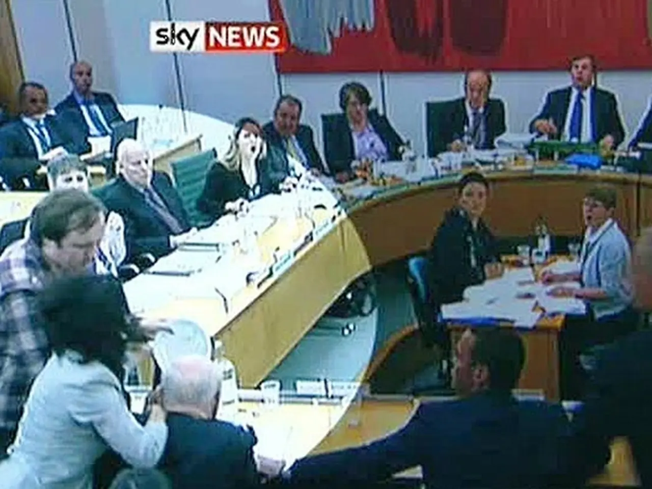 Agredido y "humillado", Murdoch se defendió en el Parlamento británico