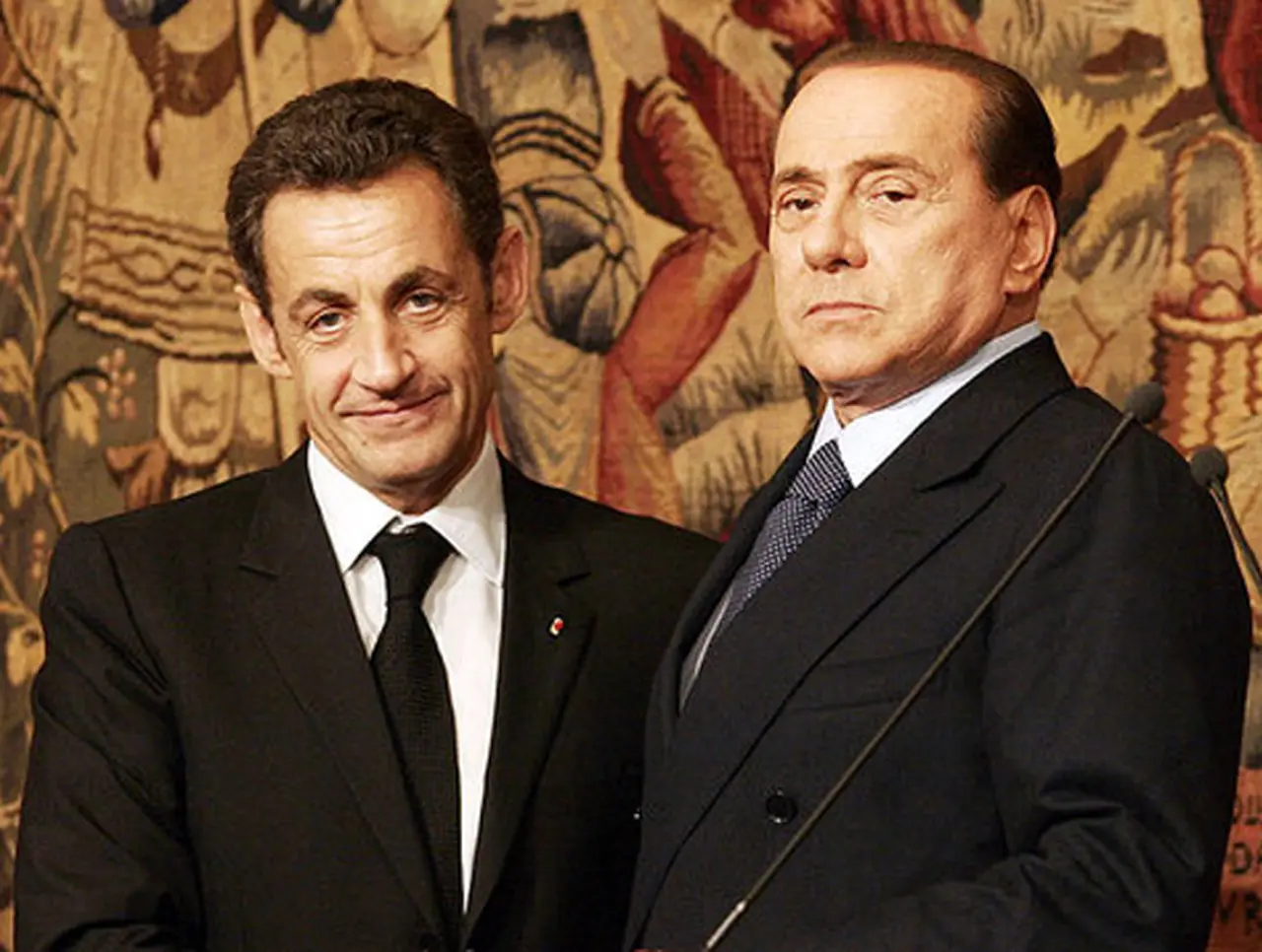 Berlusconi y Sarkozy acordaron convocatoria urgente del G7 de ministros de Finanzas
