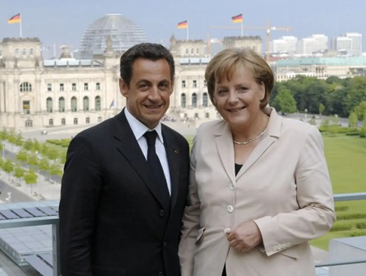 Para Sarkozy y Merkel, "el futuro griego está en la eurozona"