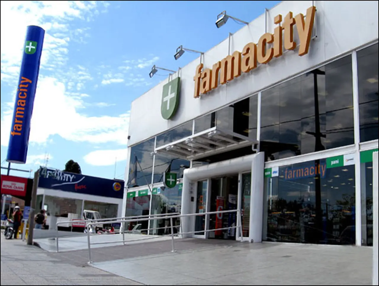 Denuncian a la cadena Farmacity por presunta posición dominante