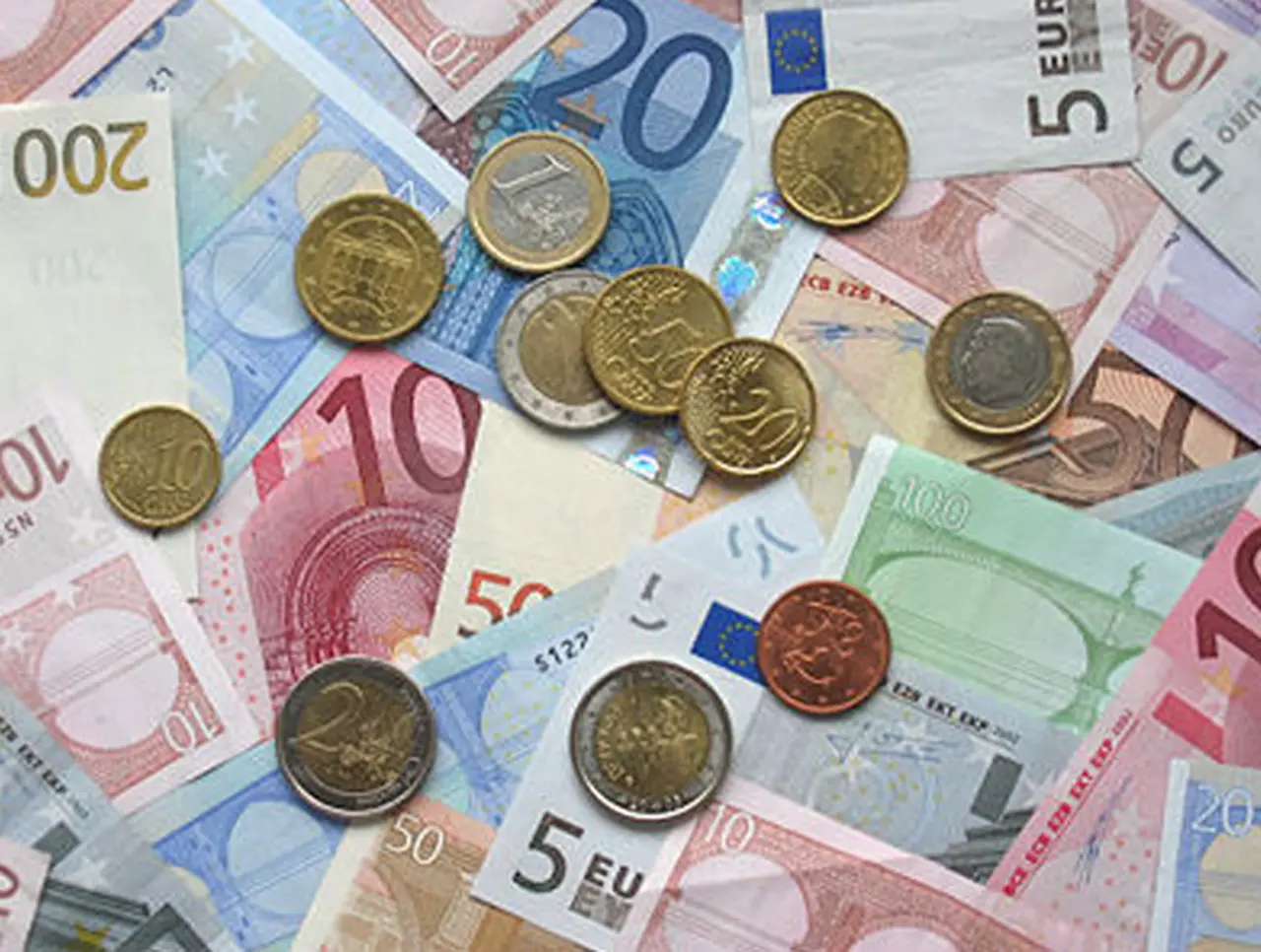 Para sorpresa de viajeros, el Nación es el que vende euros al precio más caro