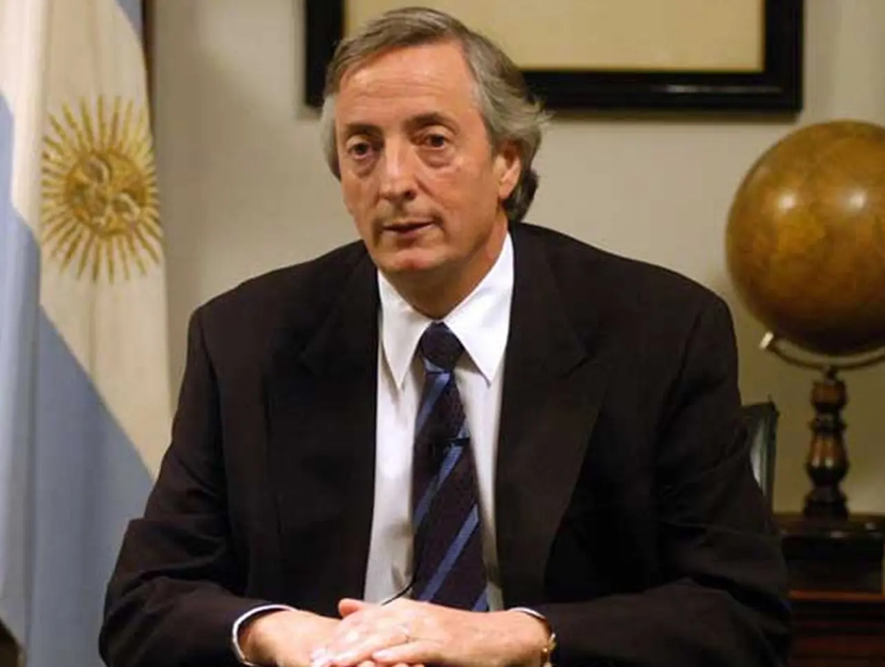 Un video muestra la pasión de Kirchner por las bóvedas: se lo ve "jugando" con una caja fuerte