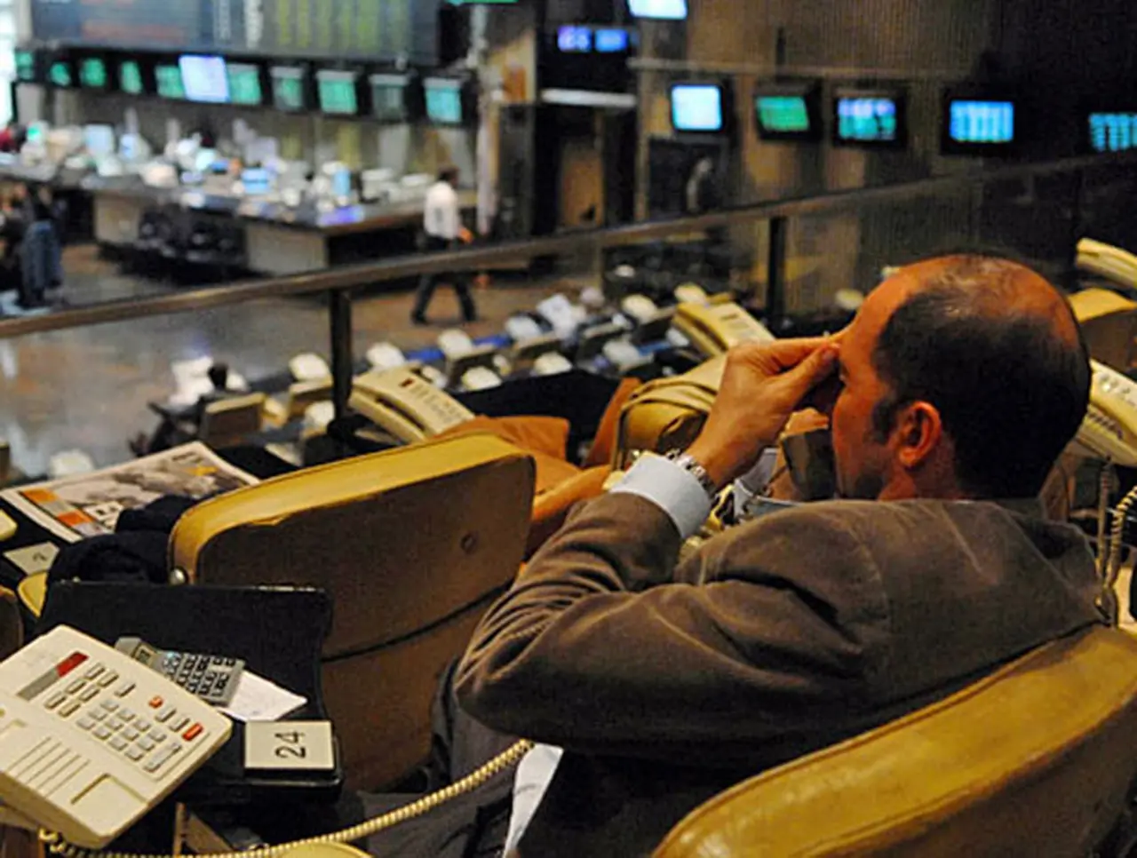 Duro golpe para fondos comunes de inversión: deberán valuar sus activos en el exterior al dólar oficial
