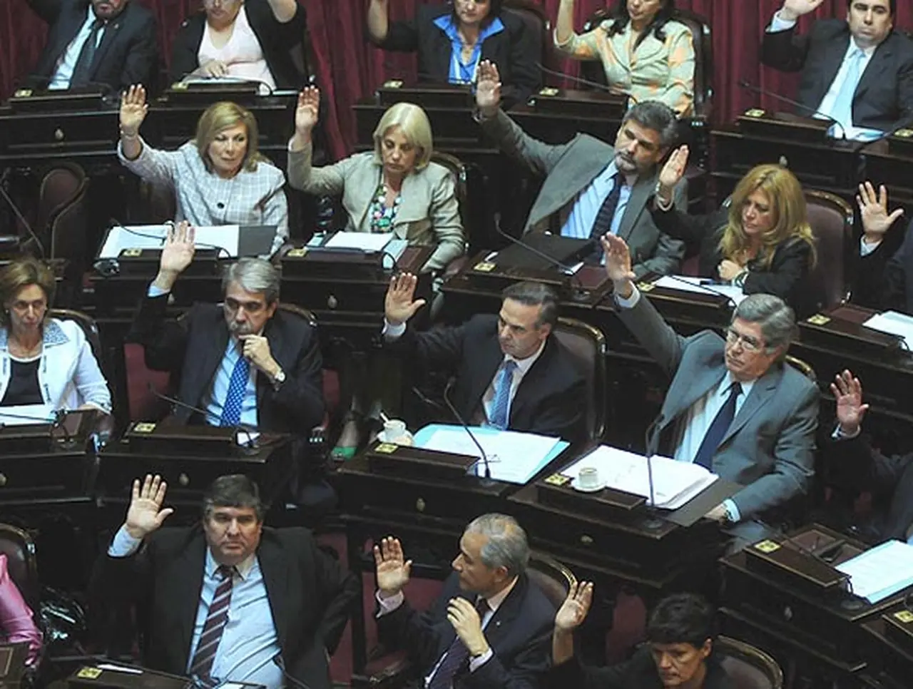El Senado dio media sanción a la polémica reforma que limita las medidas cautelares