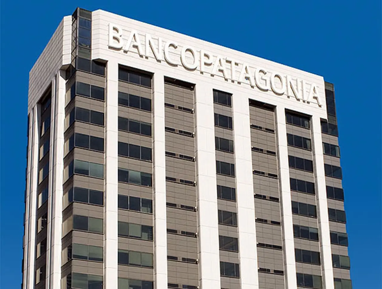 Banco Patagonia: otra entidad a la que le cuelgan cartel de venta