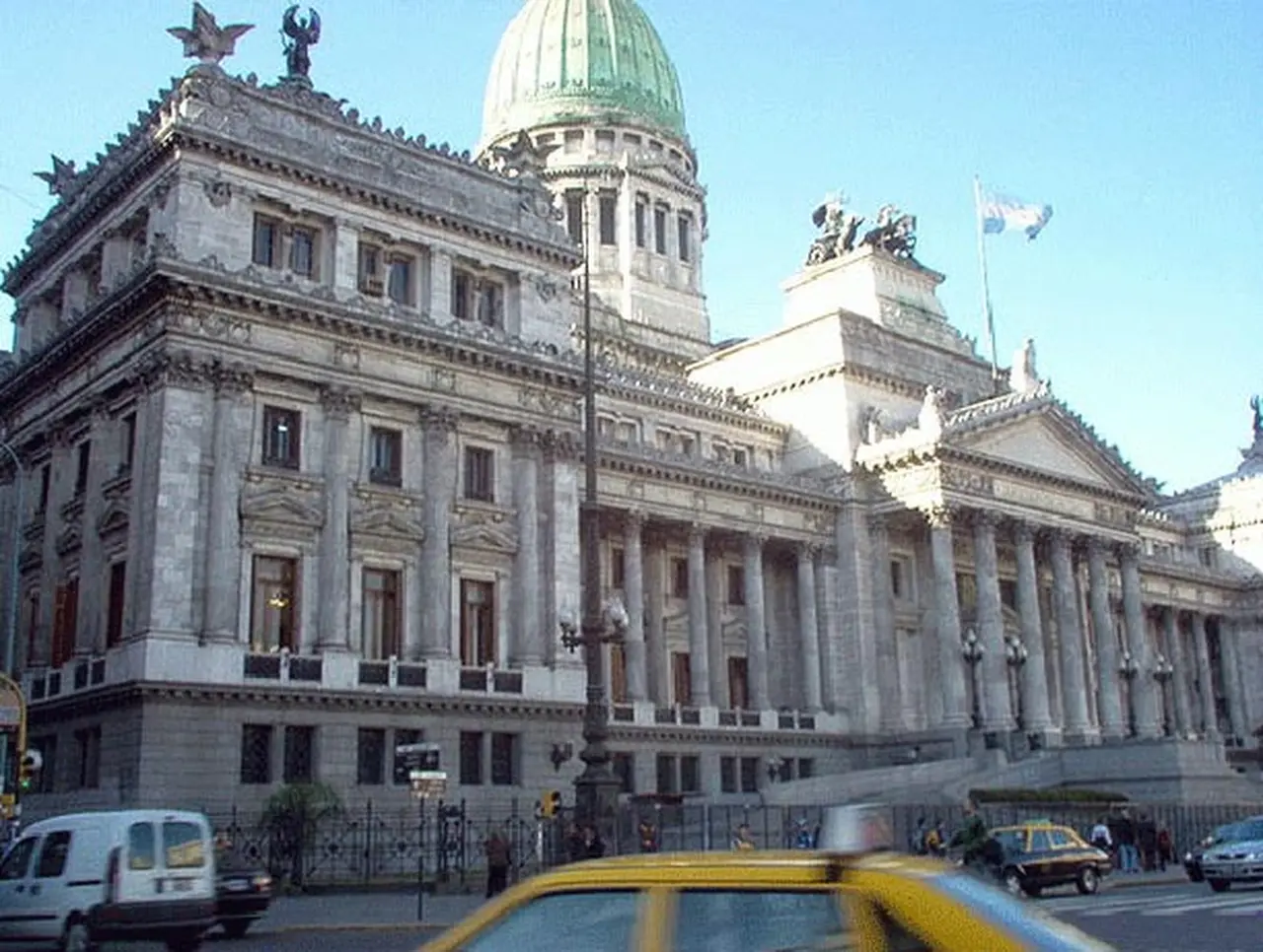 Buscan que el ingreso por concurso público se extienda a todos los poderes