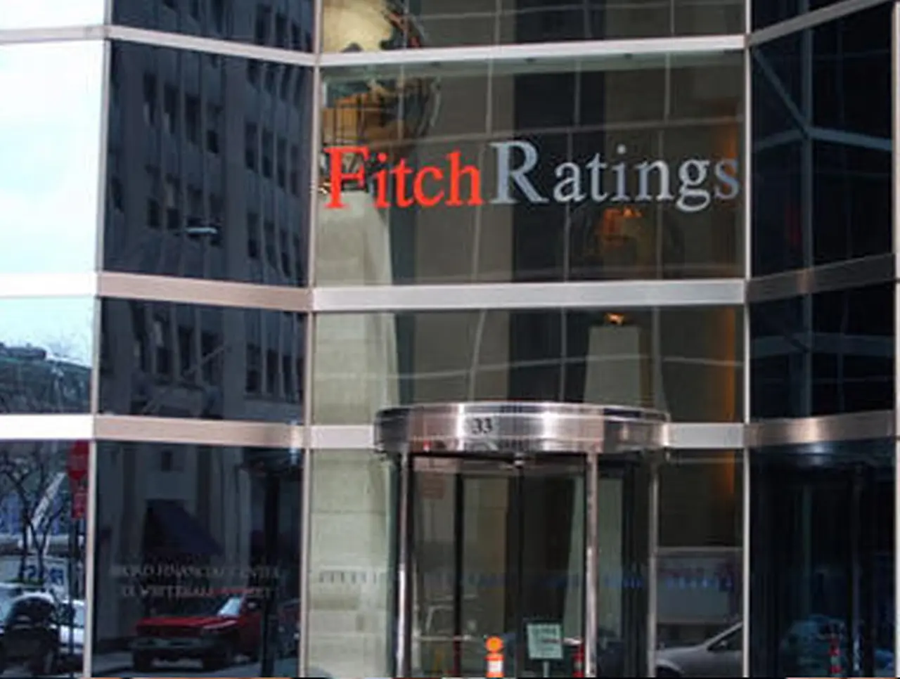 Fitch advierte sobre la posibilidad de que Grecia caiga en default