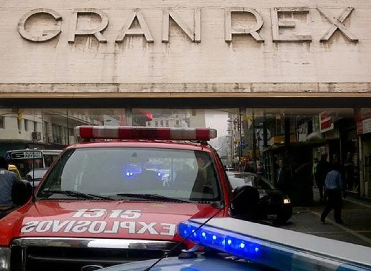 Hallaron una bomba en el Gran Rex, "programada para explotar el miércoles a las 16:30"
