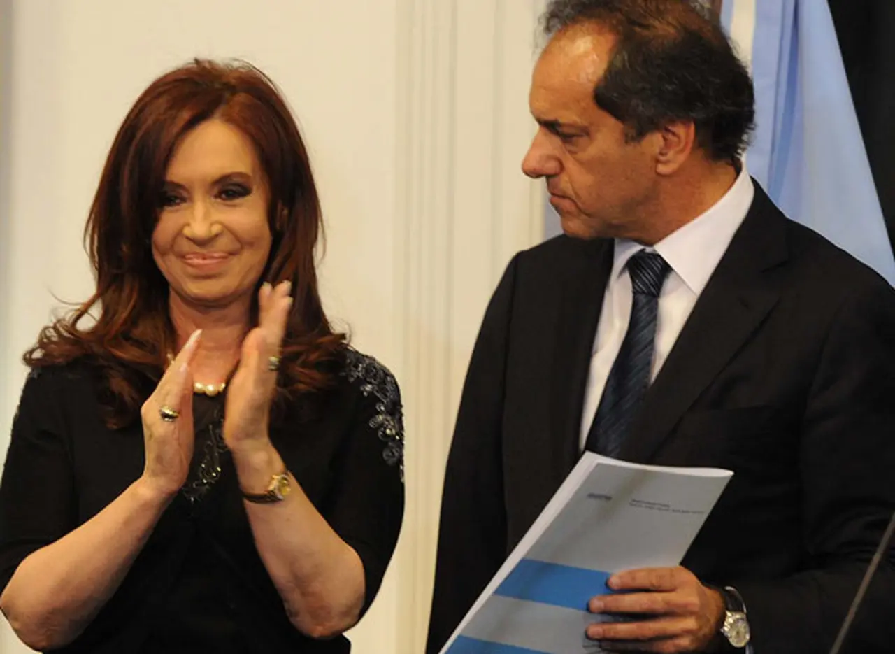 Para Alfonsí­n, los "cortocircuitos entre" Cristina y Scioli "no son gratuitos para la sociedad"