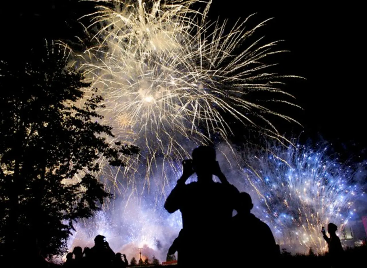 Once consejos útiles para disfrutar de los fuegos artificiales en estas fiestas