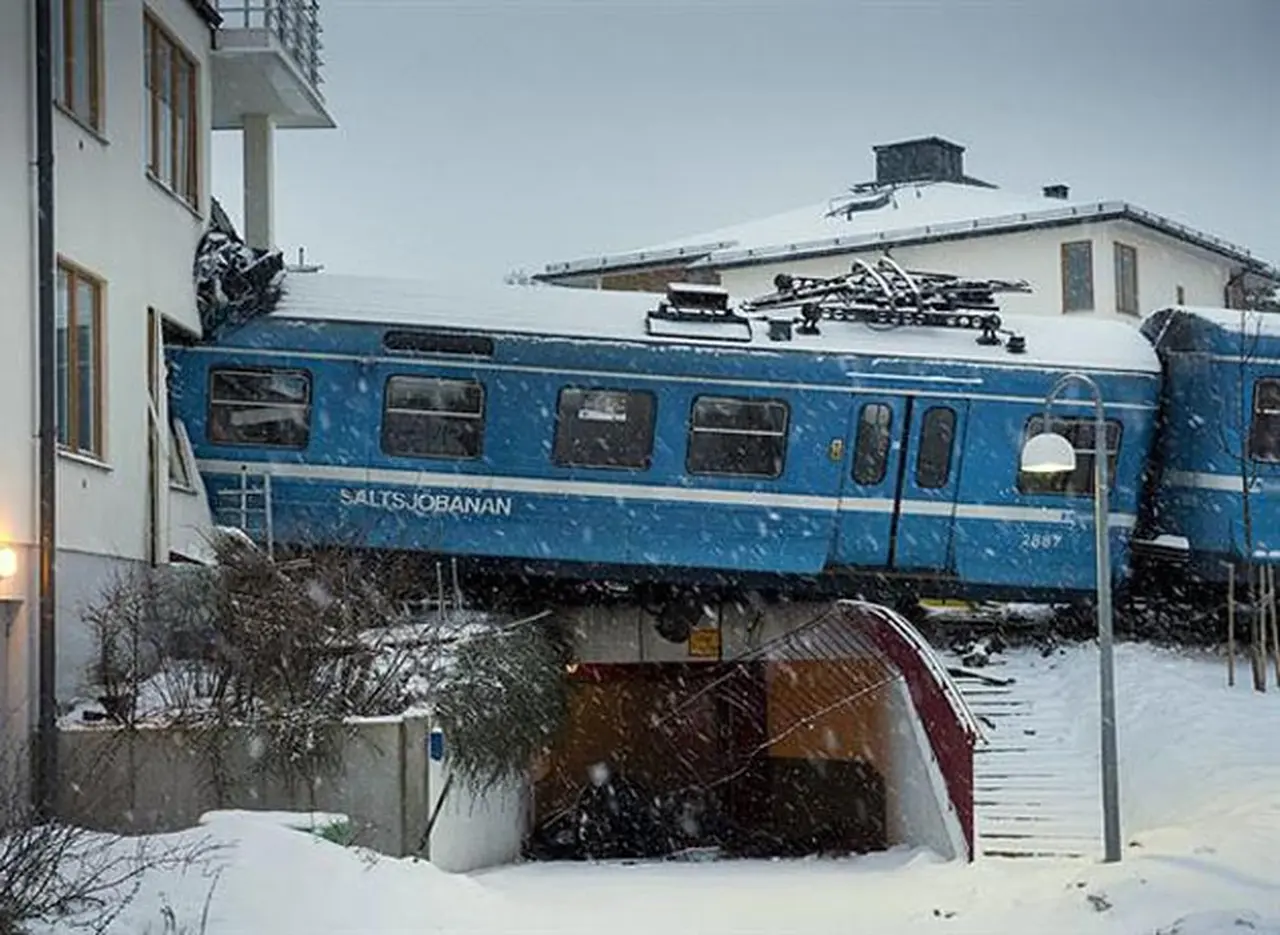 Insólito accidente en Suecia: una mujer robó un tren y lo estrelló en una casa