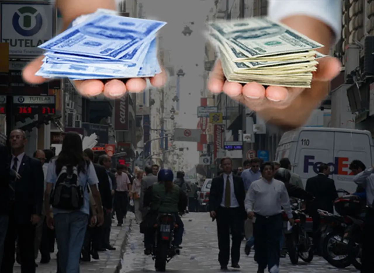 La otra fuga: la dolarización ví­a el blue fue tres veces la salida de capitales oficial