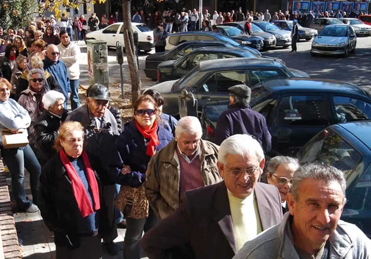 Jubilados y pensionados deberán registrar huellas digitales para cobrar