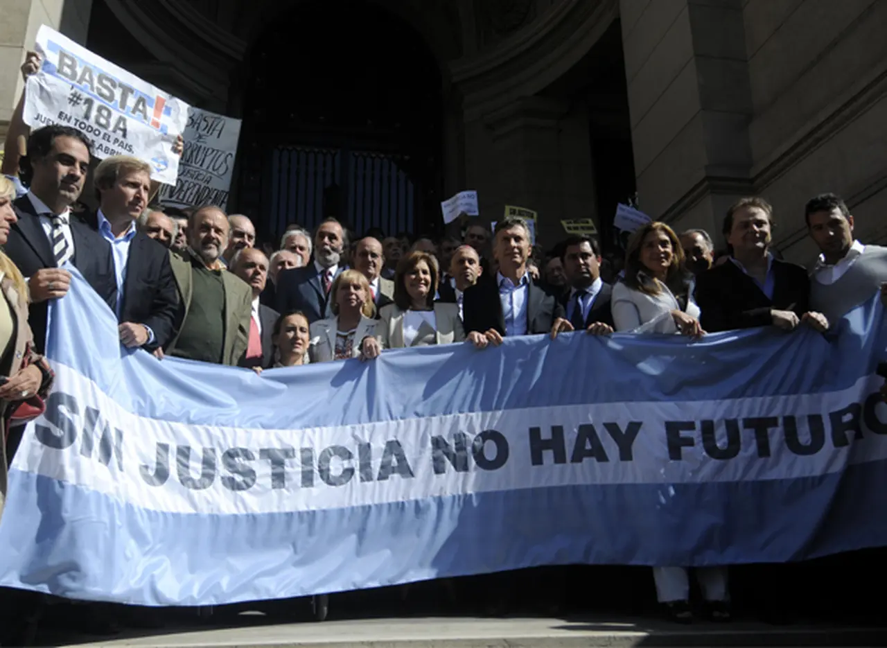 Dirigentes y gremios se sumaron a la movilización al Congreso por la reforma