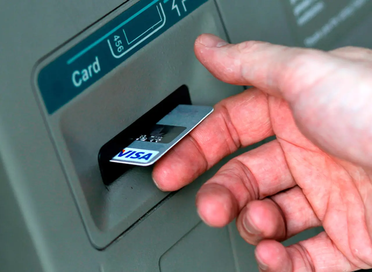 Para bajar costos, los bancos se transforman en "kioscos electrónicos"