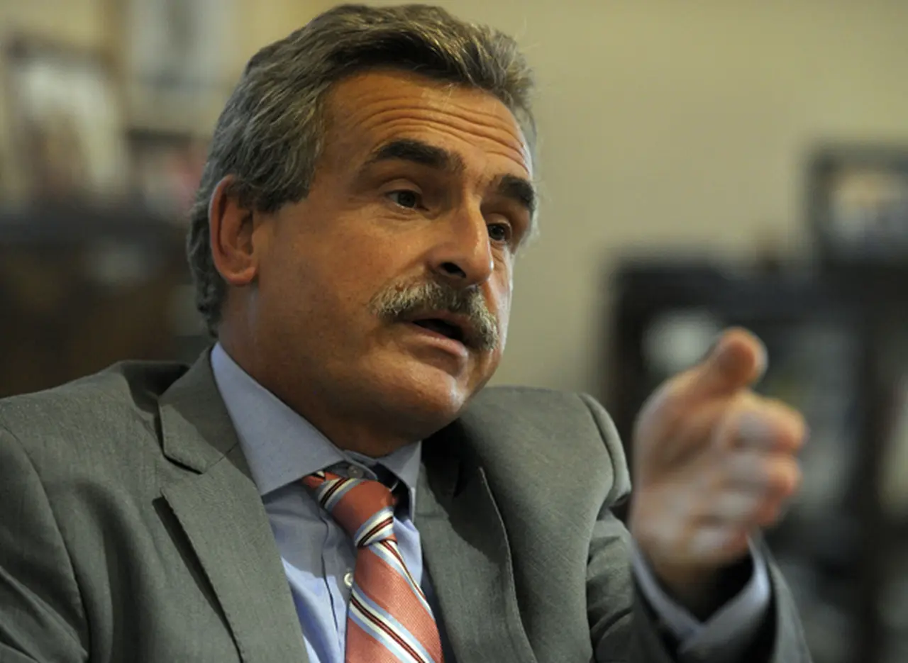Primera medida de Rossi al frente del Ministerio de Defensa: ascendió a su primo