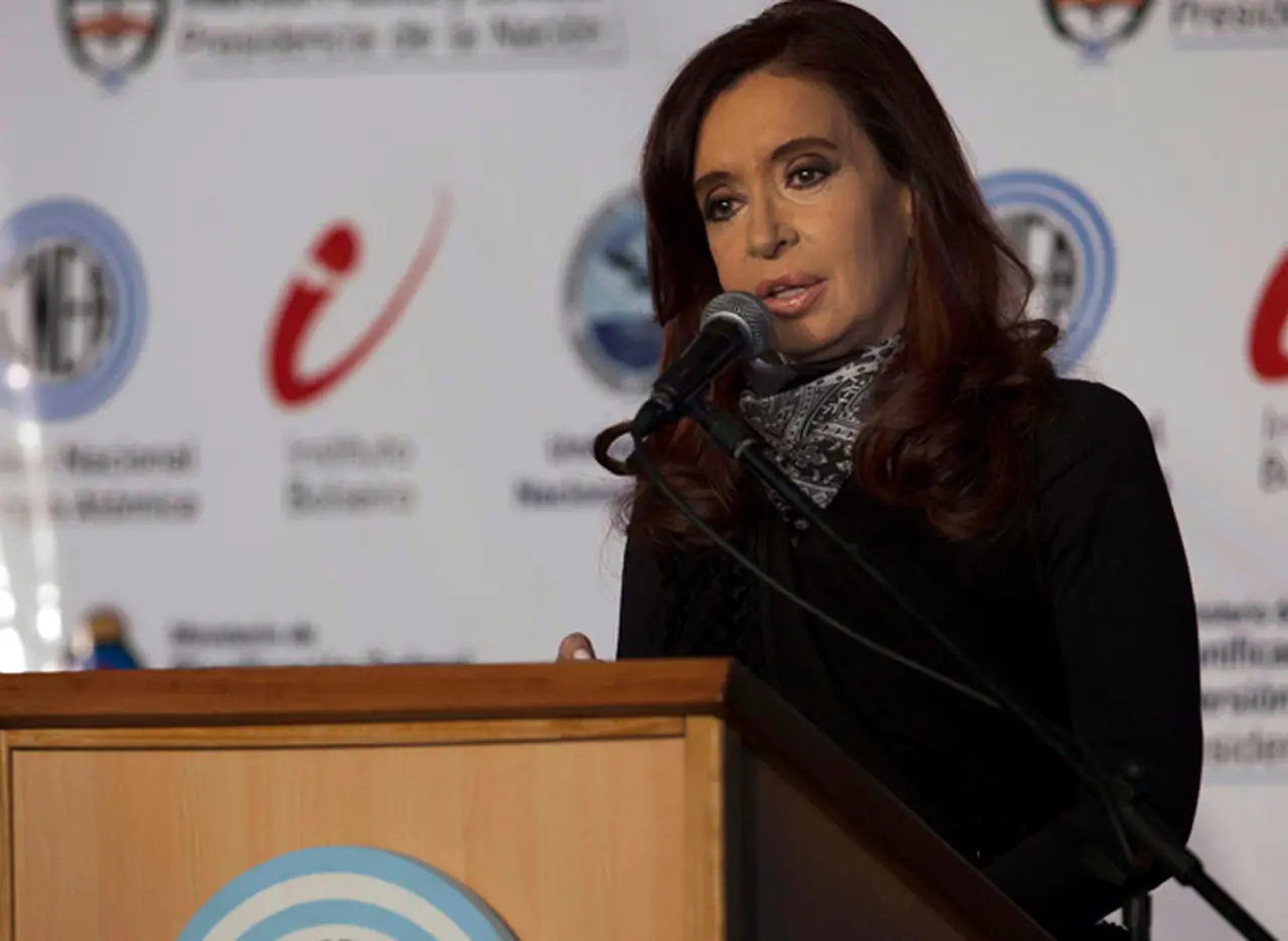 El Gobierno frenó la salida de billetes de $100 con la firma de Julio Cobos