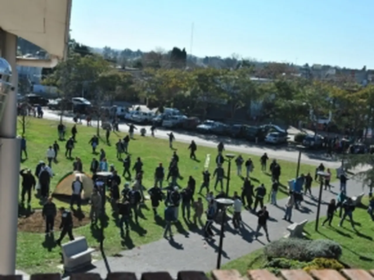 Denuncian que agrupaciones kirchneristas destrozaron la municipalidad de Hurlingham