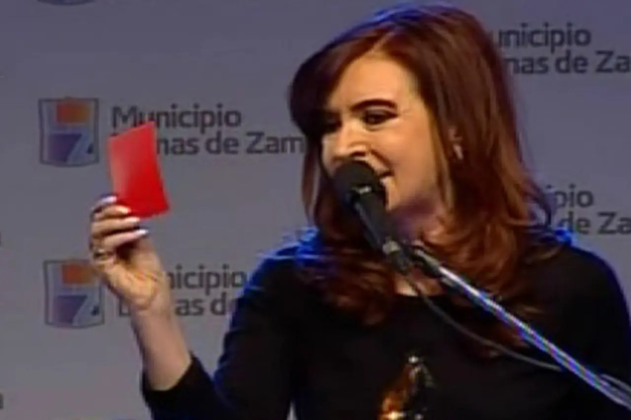 Cristina: "Saco tarjeta roja para ciertas dirigencias deportivas que protegen a delincuentes"