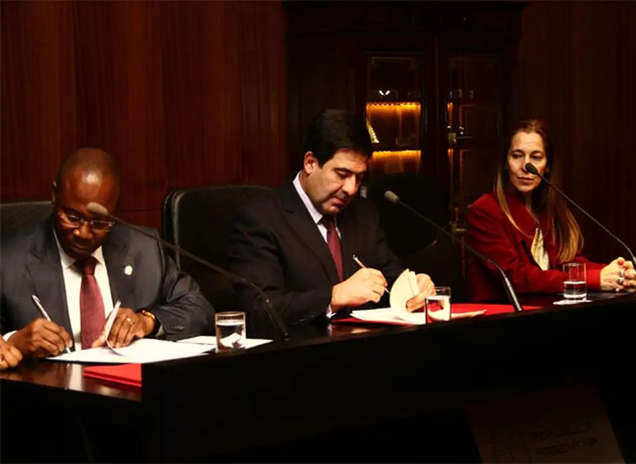 La AFIP firmó un acuerdo de intercambio de información aduanera con Angola