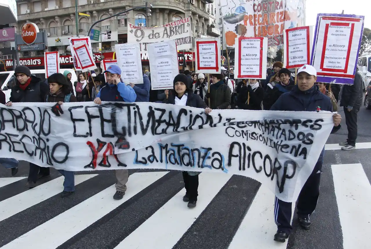 Incidentes: la policí­a desalojó a los trabajadores que protestaban en la avenida 9 de julio y hay varios detenidos