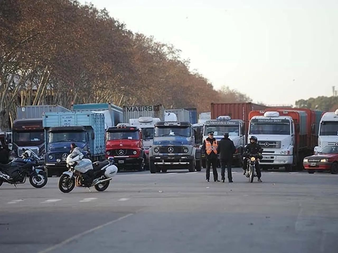 Caos en Retiro: trabajadores de Villa 31 protestan contra Macri y cortan Autopista Illia