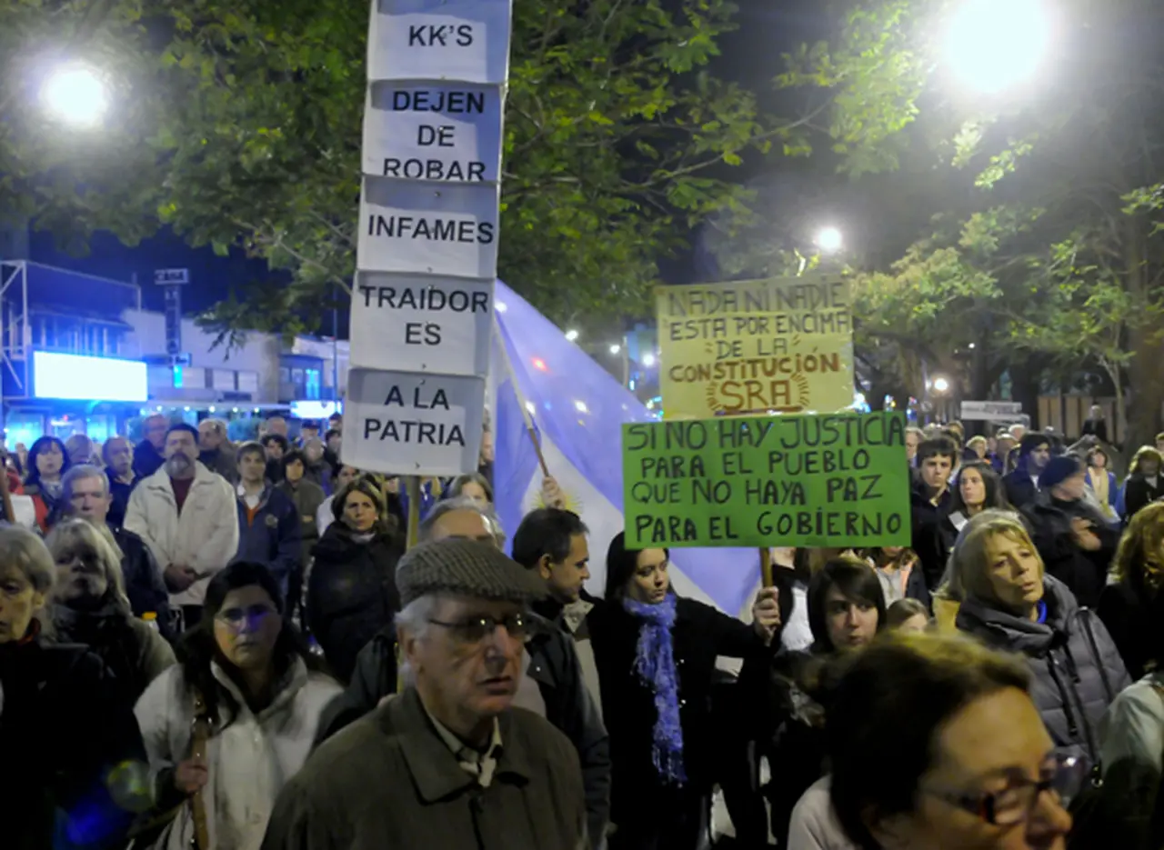 A dí­as de las elecciones y con menor adhesión, las cacerolas se hicieron oí­r en Plaza de Mayo y otros puntos del paí­s