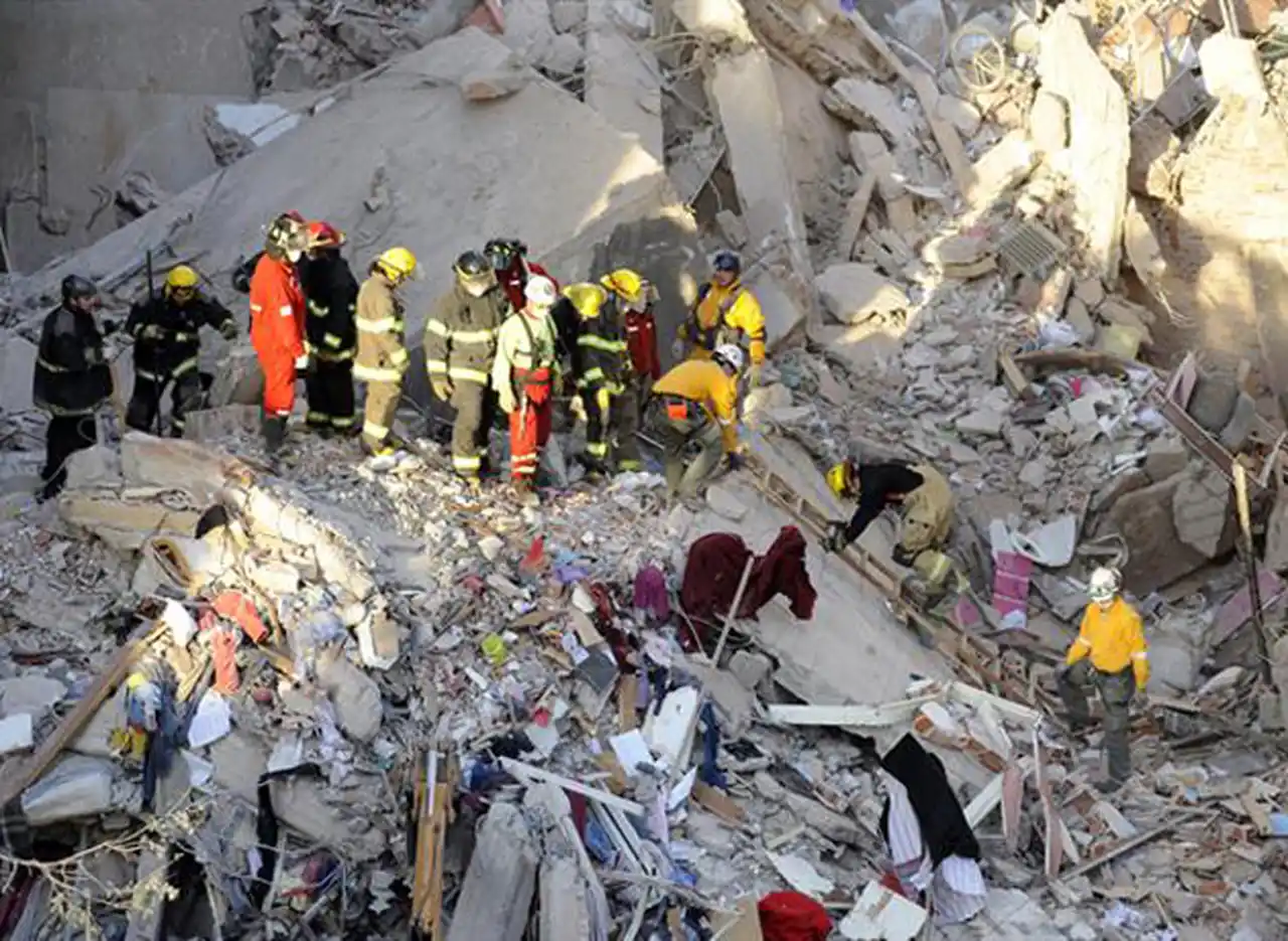 Confirman que ascienden a 13 los muertos por la explosión en el centro de Rosario